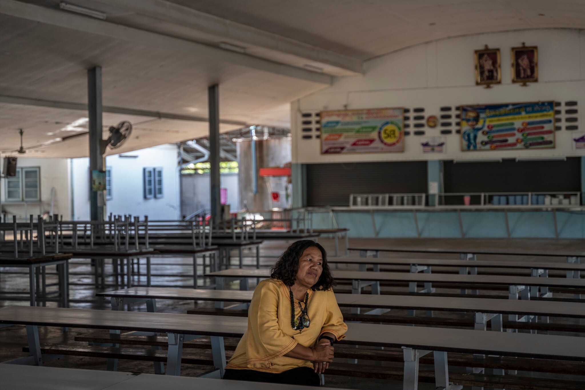 Taweerart Nilda, giáo viên cũ của N. tại Ban Phai Holy Redeemer, đã cố gắng ngăn chặn một vụ bắt cóc. (Ảnh: The New York Times).