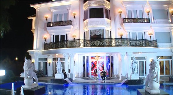 Biệt thự này chính là nơi Đàm Vĩnh Hưng và các học trò từng ghi hình. (Ảnh: Dân Trí). Biệt thự này chính là nơi Đàm Vĩnh Hưng và các học trò từng ghi hình. (Ảnh: Dân Trí).