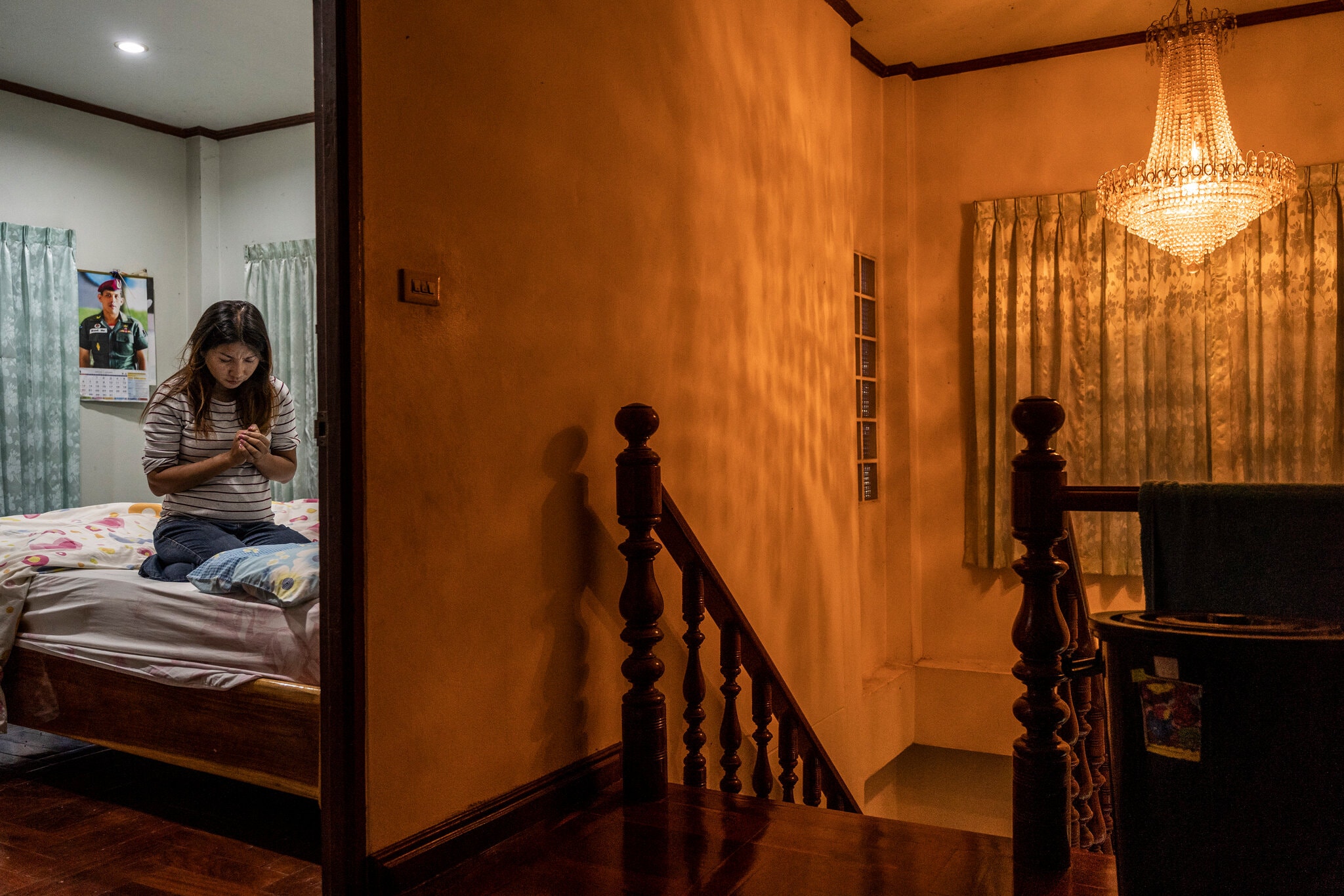 Bà Atchariya đã không gặp con gái mình kể từ tháng 4 năm 2015. "Tại sao Chúa lại cho phép điều này xảy ra?" cô ấy nói. (Ảnh: The New York Times).