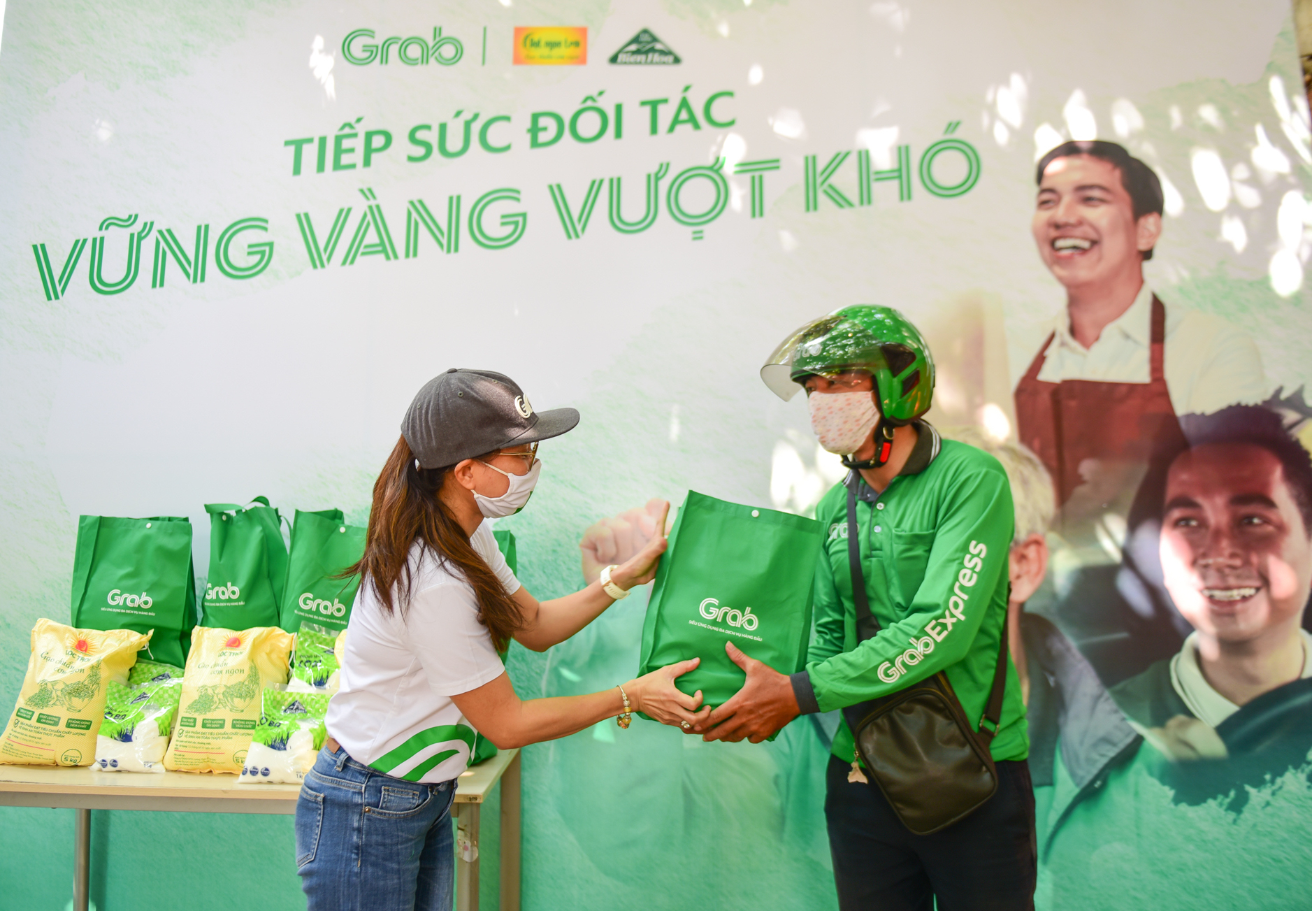 Grab tiếp tục tiếp sức cộng đồng chống Covid-19 - Ảnh 1. Grab tiếp tục tiếp sức cộng đồng chống Covid-19 - Ảnh 1.