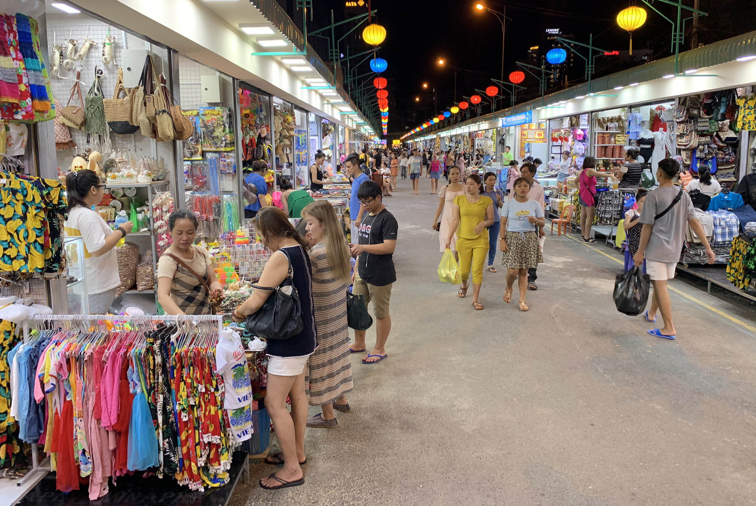 Khánh Hòa phát triển kinh tế ban đêm: Thừa chỗ ăn thiếu chỗ chơi - Ảnh 2. Khánh Hòa phát triển kinh tế ban đêm: Thừa chỗ ăn thiếu chỗ chơi - Ảnh 2.