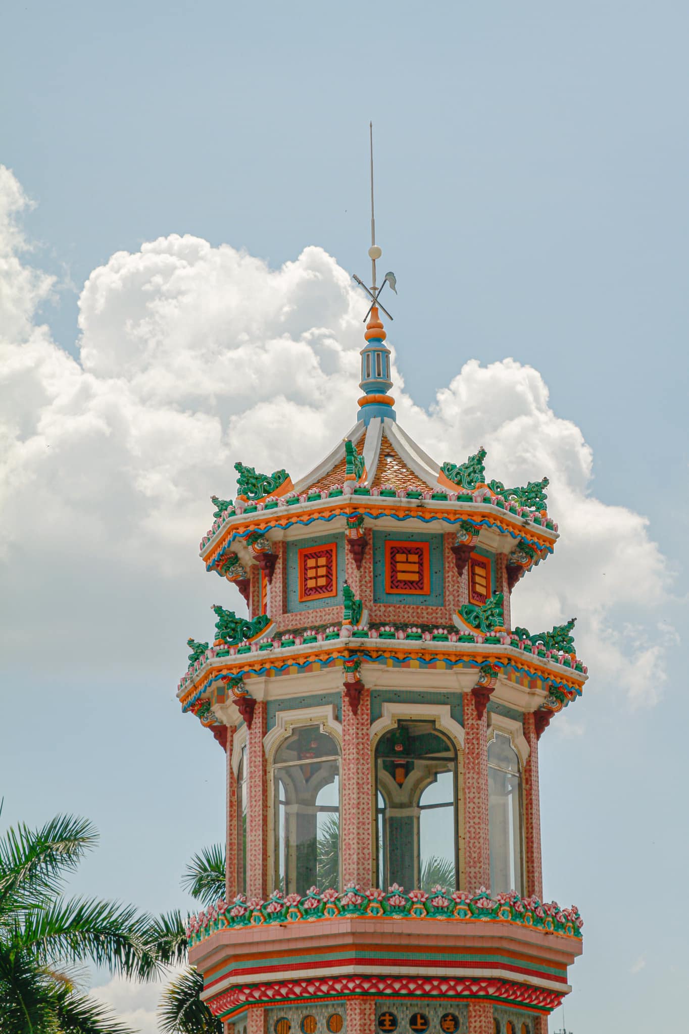 Tòa thánh Tây Ninh, công trình kiến trúc bê tông cốt tre nổi tiếng vùng Đông Nam Bộ - Ảnh 7. Tòa thánh Tây Ninh, công trình kiến trúc bê tông cốt tre nổi tiếng vùng Đông Nam Bộ - Ảnh 7.