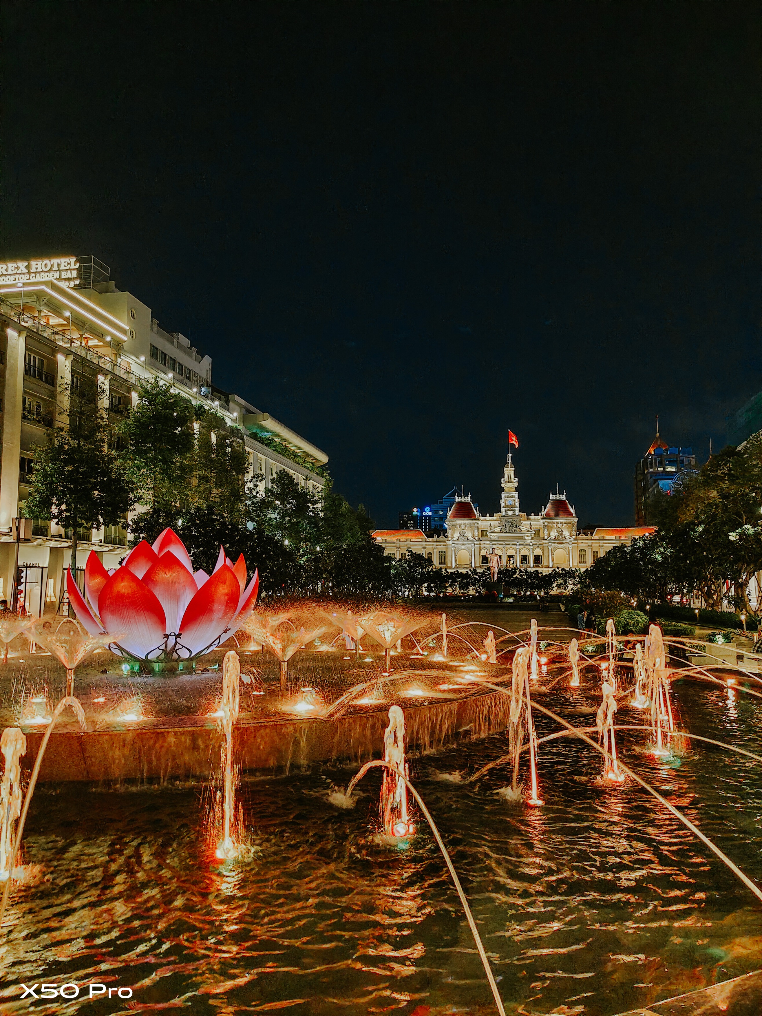 Chụp ảnh đêm bằng điện thoại, xu hướng mới hút giới trẻ thời smartphone đa camera - Ảnh 1. Chụp ảnh đêm bằng điện thoại, xu hướng mới hút giới trẻ thời smartphone đa camera - Ảnh 1.