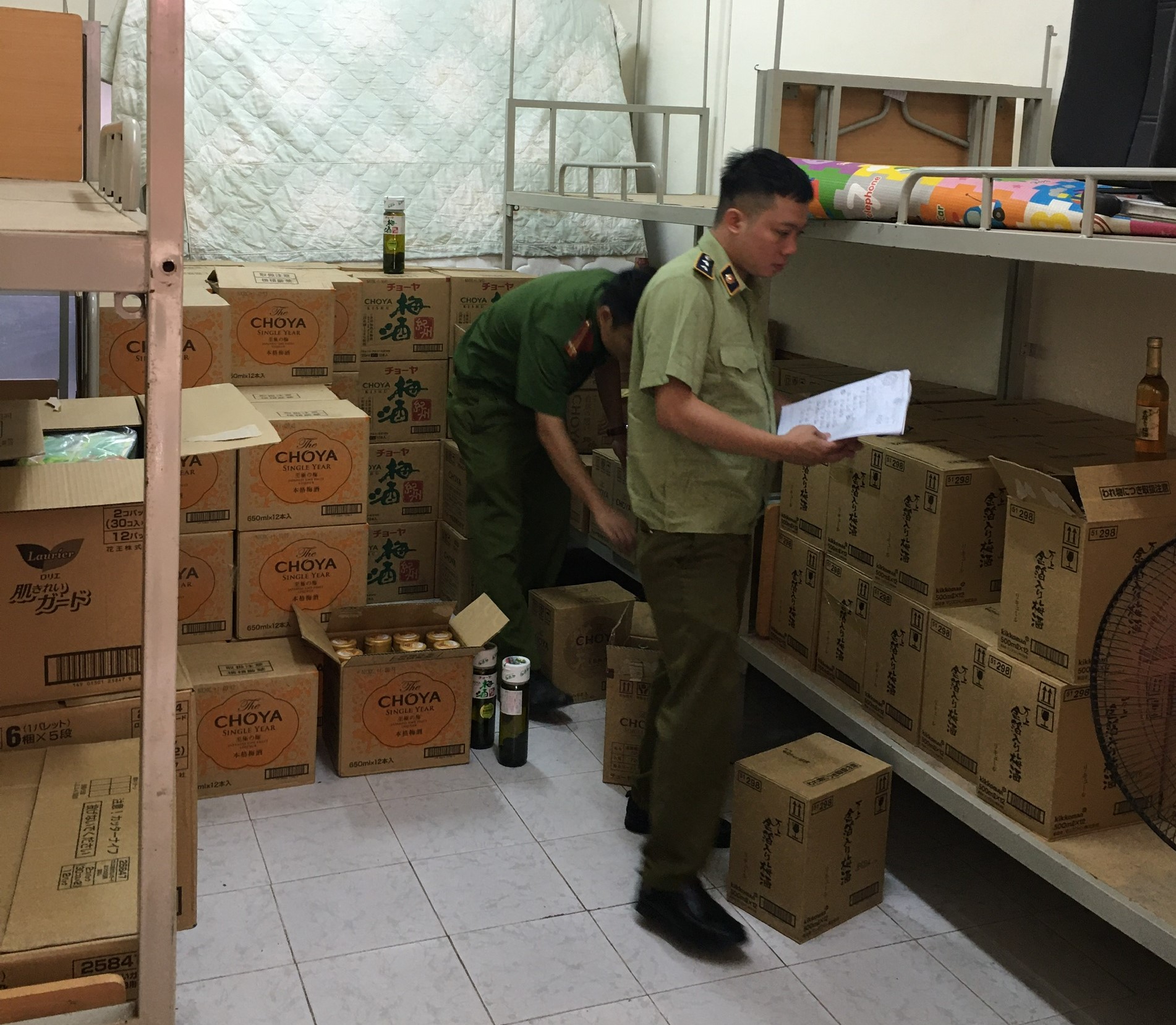 Tập kết hơn 1.300 chai rượu ngoại nghi nhập lậu tại kí túc xá Đại học Mỏ địa chất - Ảnh 1. Tập kết hơn 1.300 chai rượu ngoại nghi nhập lậu tại kí túc xá Đại học Mỏ địa chất - Ảnh 1.