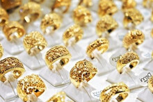 So sánh giá vàng hôm nay 17/9: Đà giảm chưa dừng lại, có nơi điều chỉnh giảm 250.000 đồng/lượng