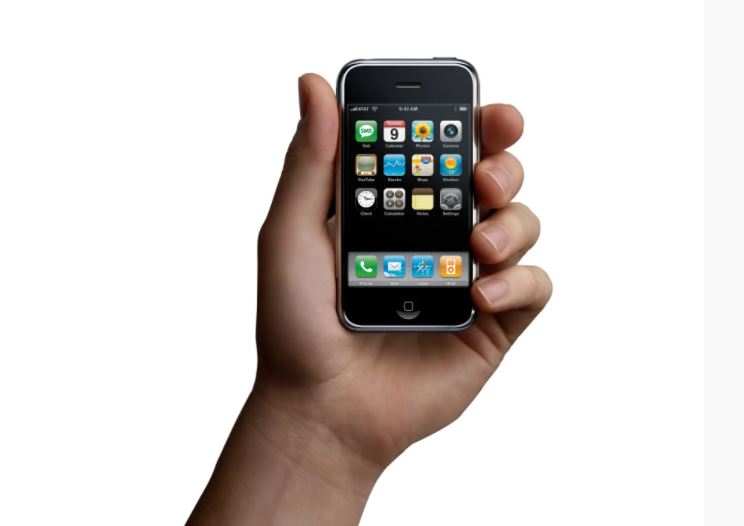 Nhìn lại những lần ra mắt ấn tượng của iPhone - Ảnh 1. Nhìn lại những lần ra mắt ấn tượng của iPhone - Ảnh 1.