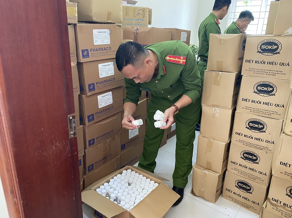 Thu giữ hàng nghìn lọ thuốc ho Pharcoter có dấu hiệu làm giả - Ảnh 1. Thu giữ hàng nghìn lọ thuốc ho Pharcoter có dấu hiệu làm giả - Ảnh 1.