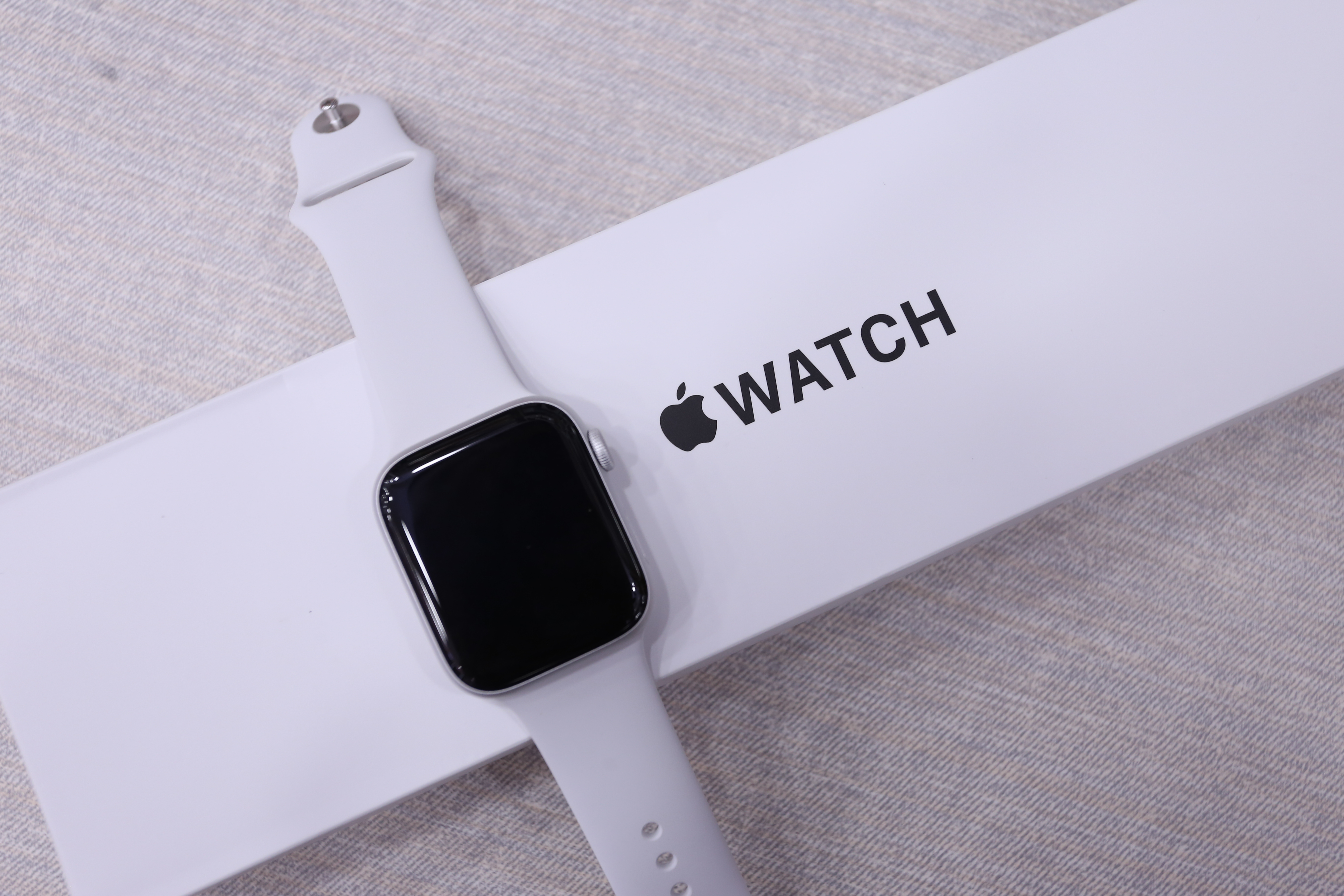 Trên tay Apple Watch SE và Series 6 đầu tiên tại Việt Nam, giá từ 9,1 triệu đồng - Ảnh 3. Trên tay Apple Watch SE và Series 6 đầu tiên tại Việt Nam, giá từ 9,1 triệu đồng - Ảnh 3.