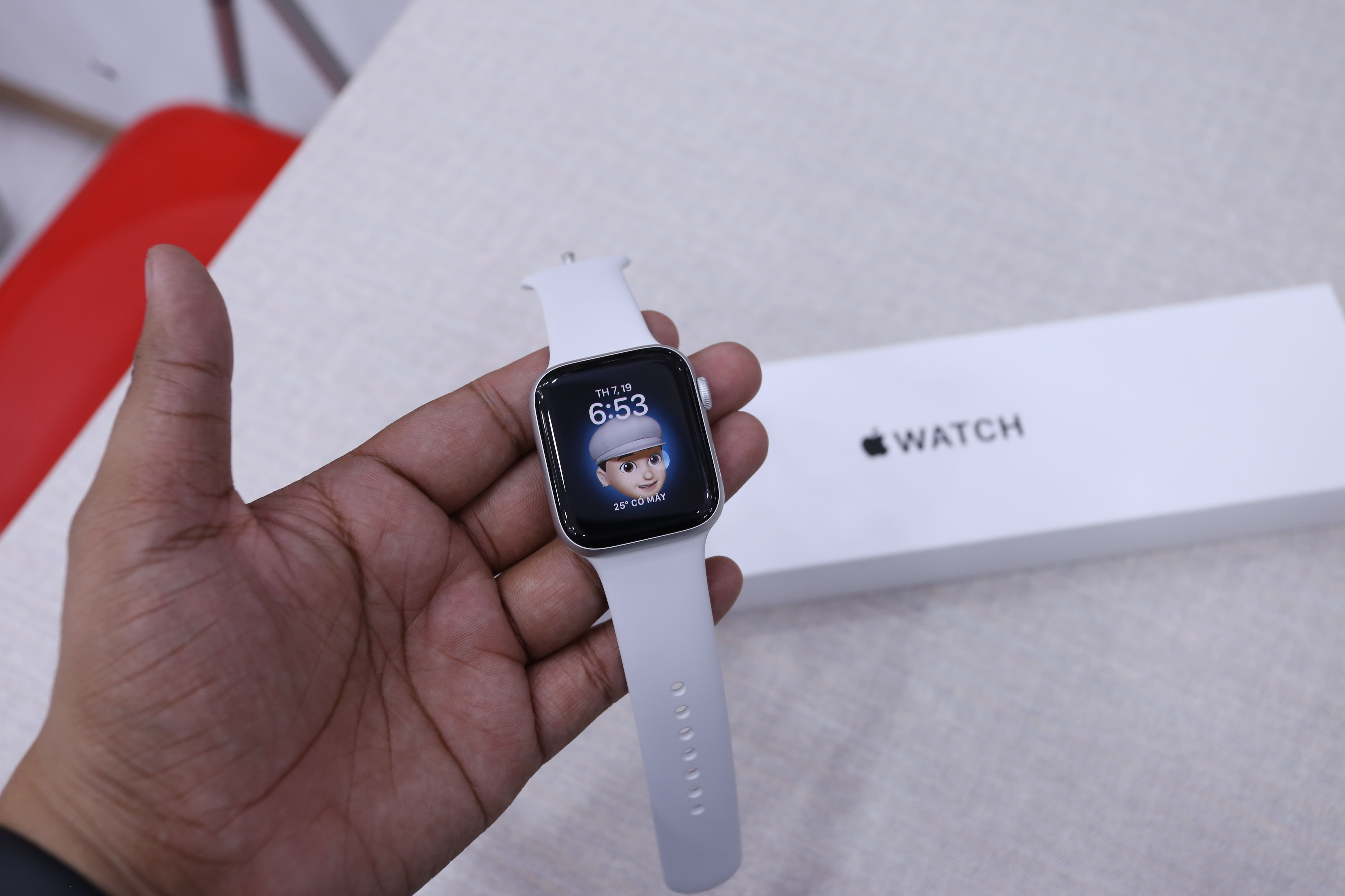 Trên tay Apple Watch SE và Series 6 đầu tiên tại Việt Nam, giá từ 9,1 triệu đồng - Ảnh 4. Trên tay Apple Watch SE và Series 6 đầu tiên tại Việt Nam, giá từ 9,1 triệu đồng - Ảnh 4.