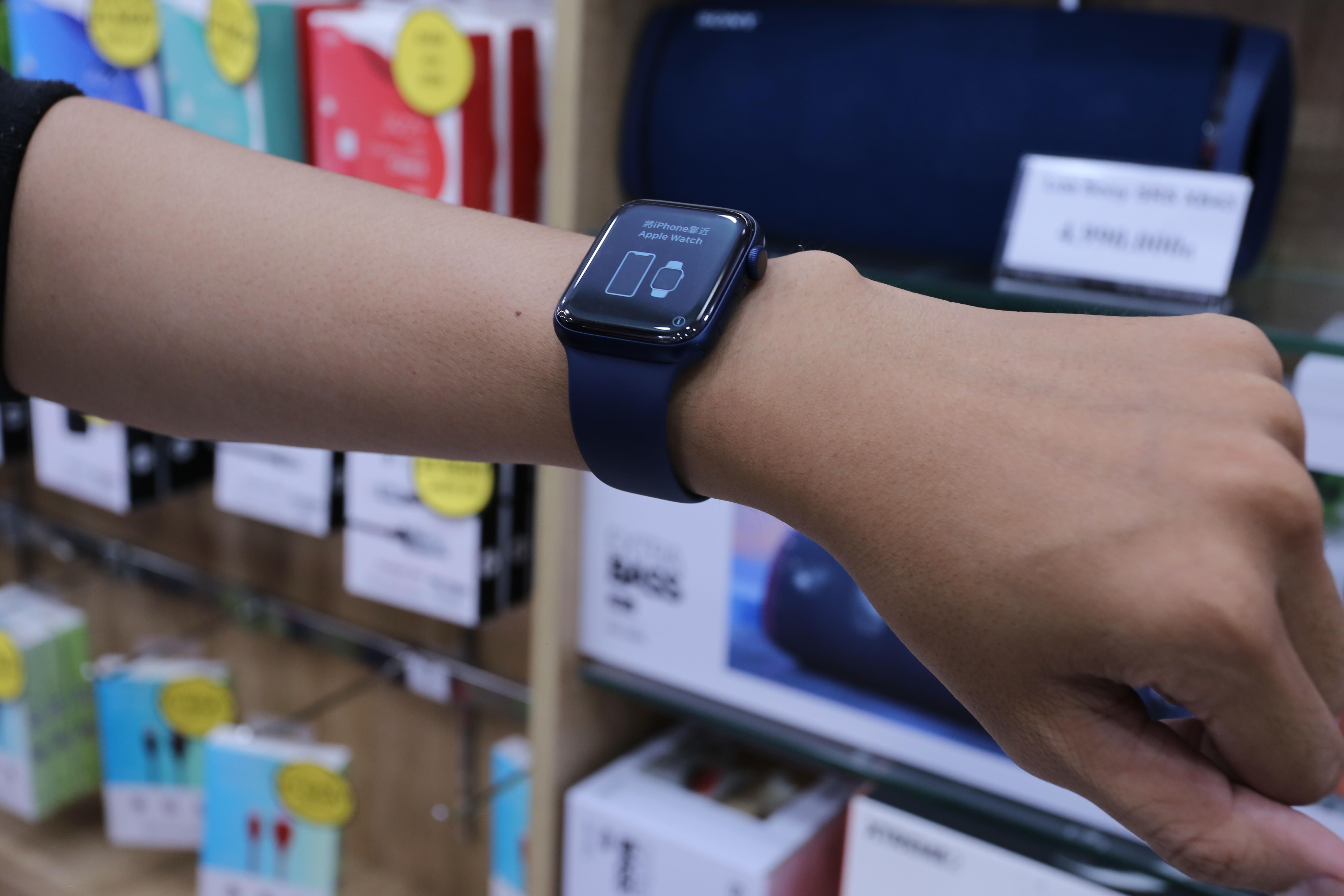 Trên tay Apple Watch SE và Series 6 đầu tiên tại Việt Nam, giá từ 9,1 triệu đồng - Ảnh 7. Trên tay Apple Watch SE và Series 6 đầu tiên tại Việt Nam, giá từ 9,1 triệu đồng - Ảnh 7.