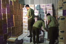 Phát hiện hơn 38.000 chai sữa chua ngoại không rõ nguồn gốc xuất xứ