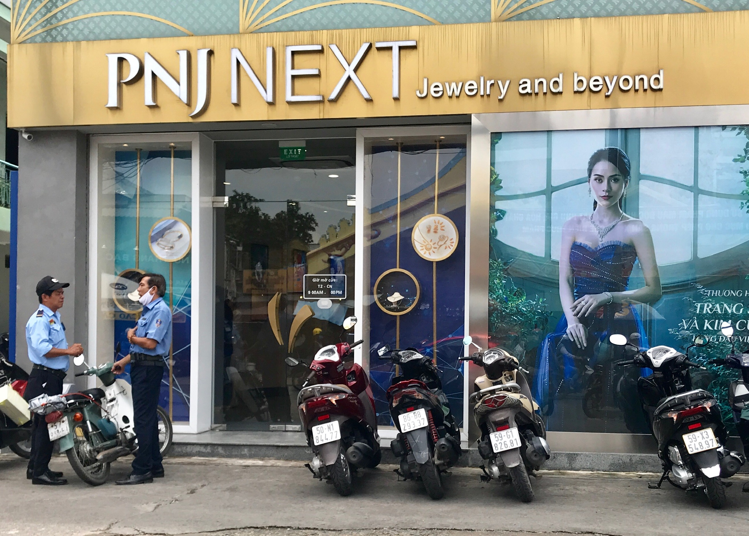 Doanh thu tháng 8 của PNJ giảm hơn 8% vì dịch COVID-19 bùng phát - Ảnh 1. Doanh thu tháng 8 của PNJ giảm hơn 8% vì dịch COVID-19 bùng phát - Ảnh 1.