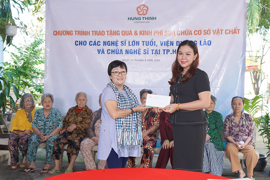 Tập đoàn Hưng Thịnh mang yêu thương đến viện dưỡng lão nghệ sĩ và chùa Nghệ sĩ TP HCM - Ảnh 2. Tập đoàn Hưng Thịnh mang yêu thương đến viện dưỡng lão nghệ sĩ và chùa Nghệ sĩ TP HCM - Ảnh 2.