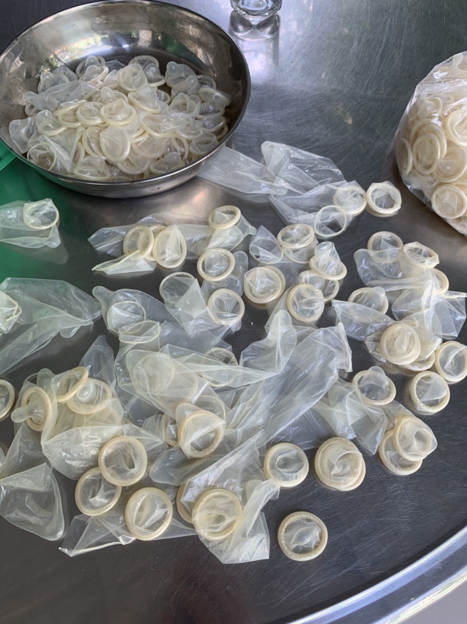 Phát hiện gần 400kg bao cao su đã qua sử dụng đang tái chế lại để đưa vào thị trường - Ảnh 1. Phát hiện gần 400kg bao cao su đã qua sử dụng đang tái chế lại để đưa vào thị trường - Ảnh 1.