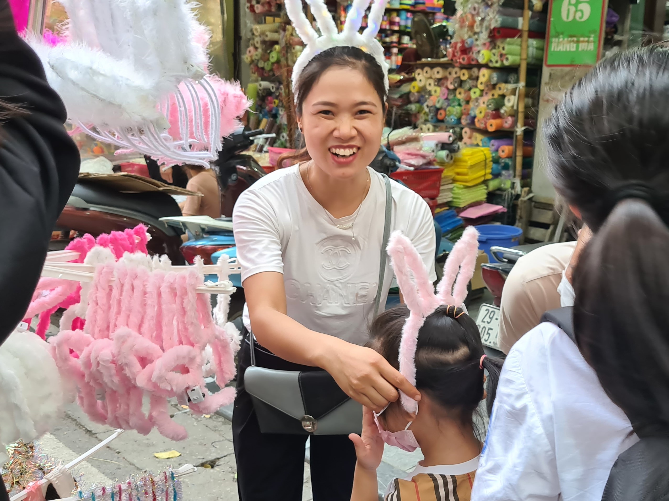 'Phố đèn lồng' Hà Nội nhộn nhịp cận ngày Tết trung thu - Ảnh 6.
