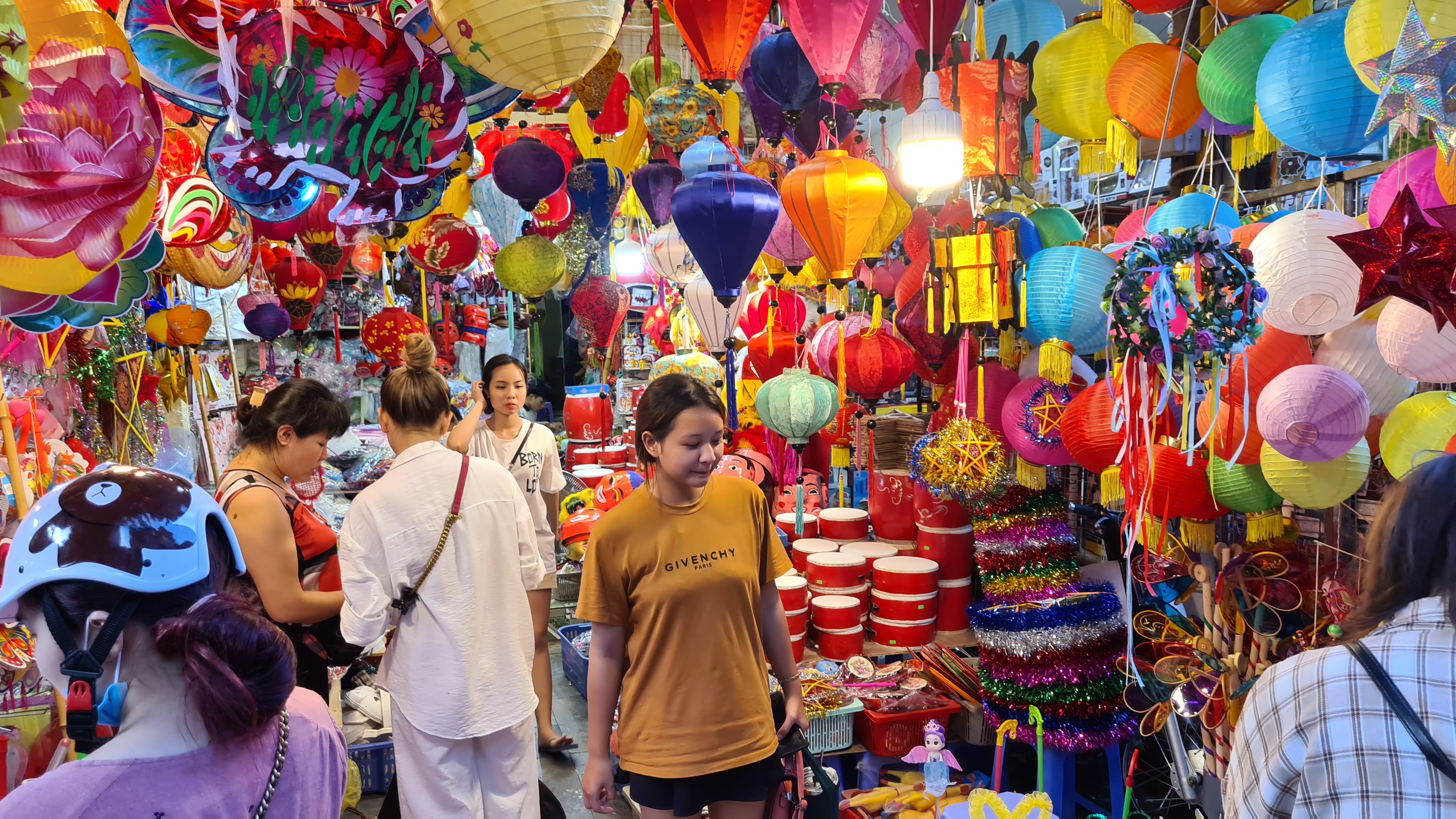 'Phố đèn lồng' Hà Nội nhộn nhịp cận ngày Tết trung thu - Ảnh 3.