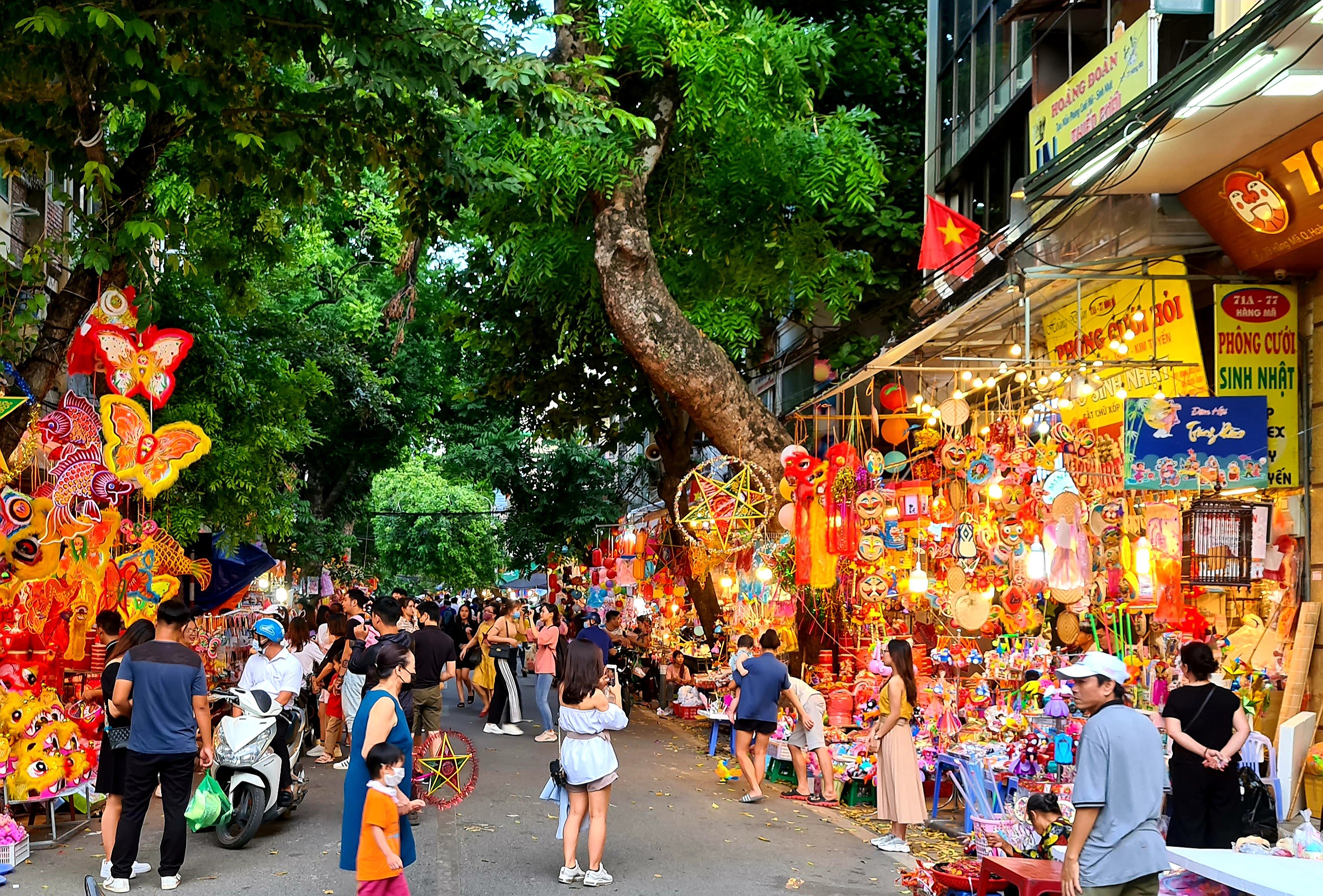 'Phố đèn lồng' Hà Nội nhộn nhịp cận ngày Tết trung thu - Ảnh 1.