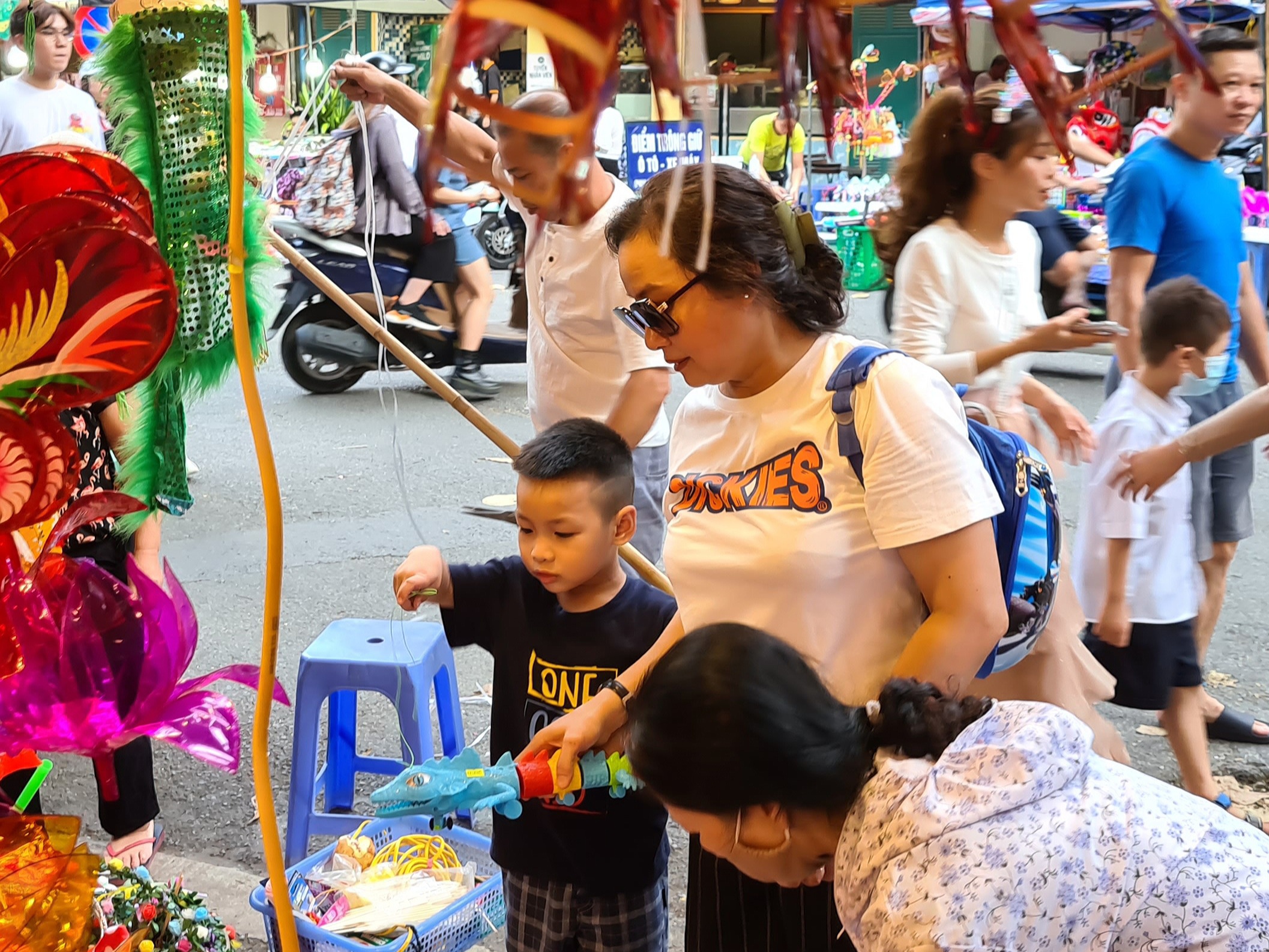 'Phố đèn lồng' Hà Nội nhộn nhịp cận ngày Tết trung thu - Ảnh 4.