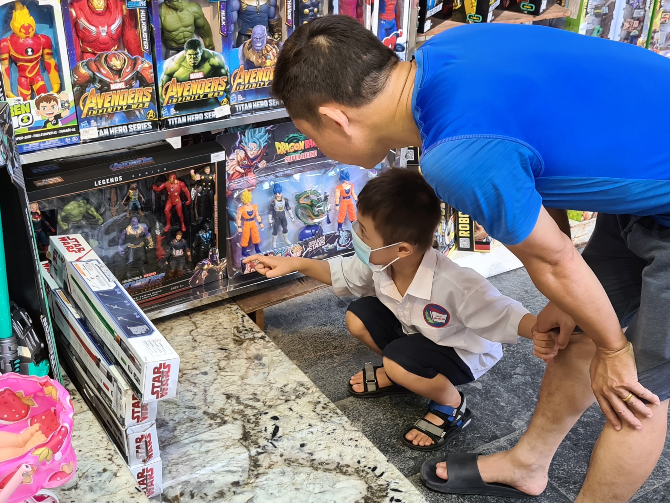 'Phố đèn lồng' Hà Nội nhộn nhịp cận ngày Tết trung thu - Ảnh 3.