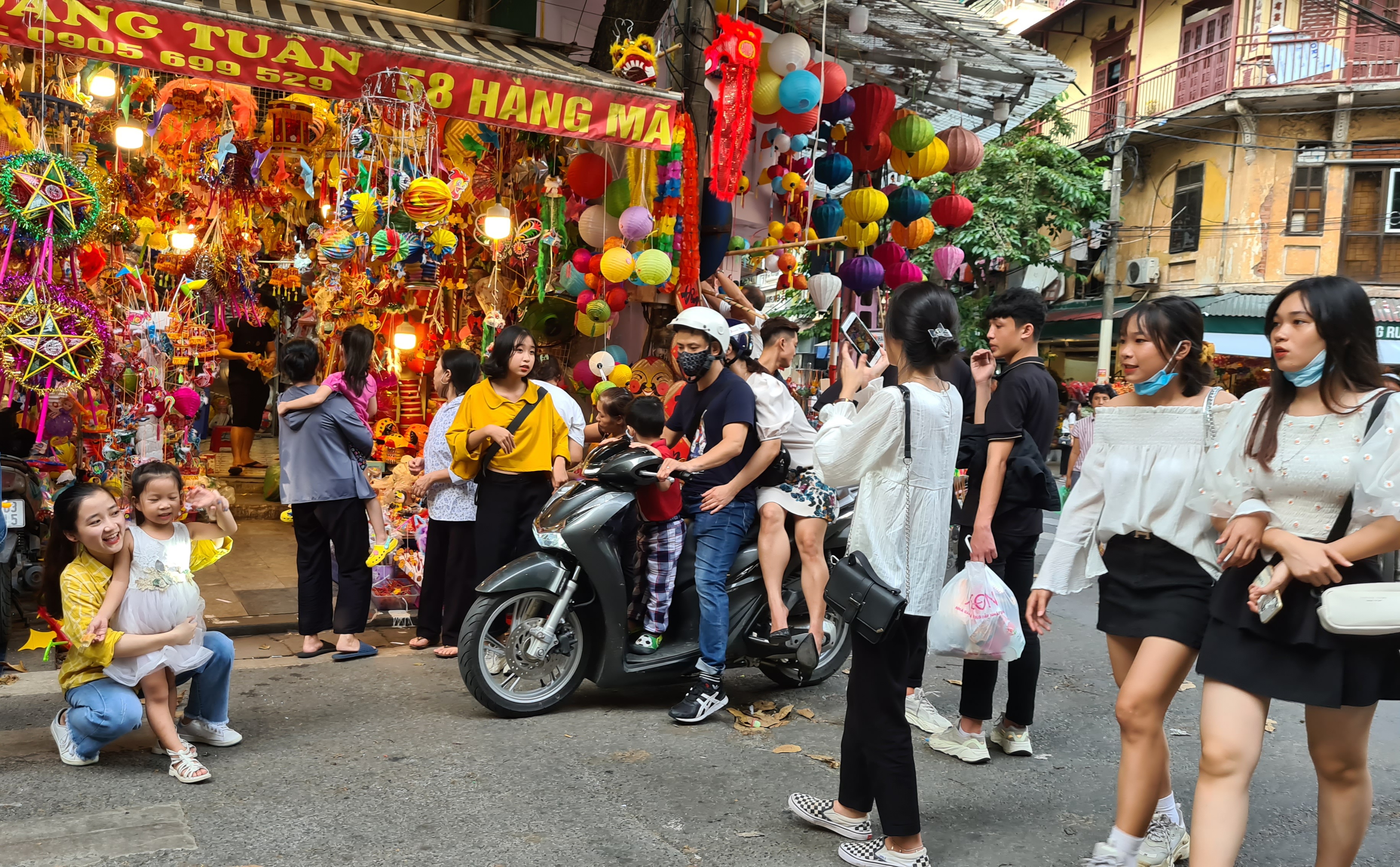 'Phố đèn lồng' Hà Nội nhộn nhịp cận ngày Tết trung thu - Ảnh 2.