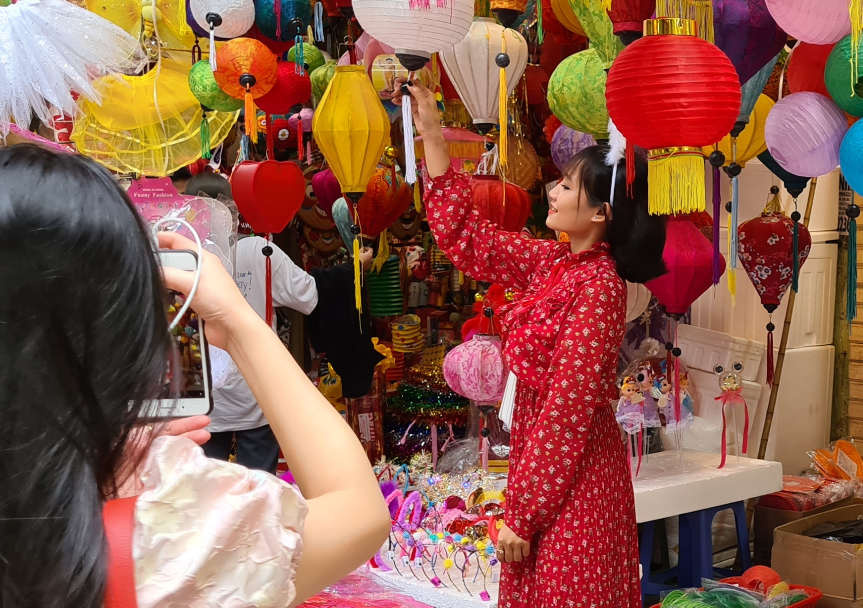 'Phố đèn lồng' Hà Nội nhộn nhịp cận ngày Tết trung thu - Ảnh 5.