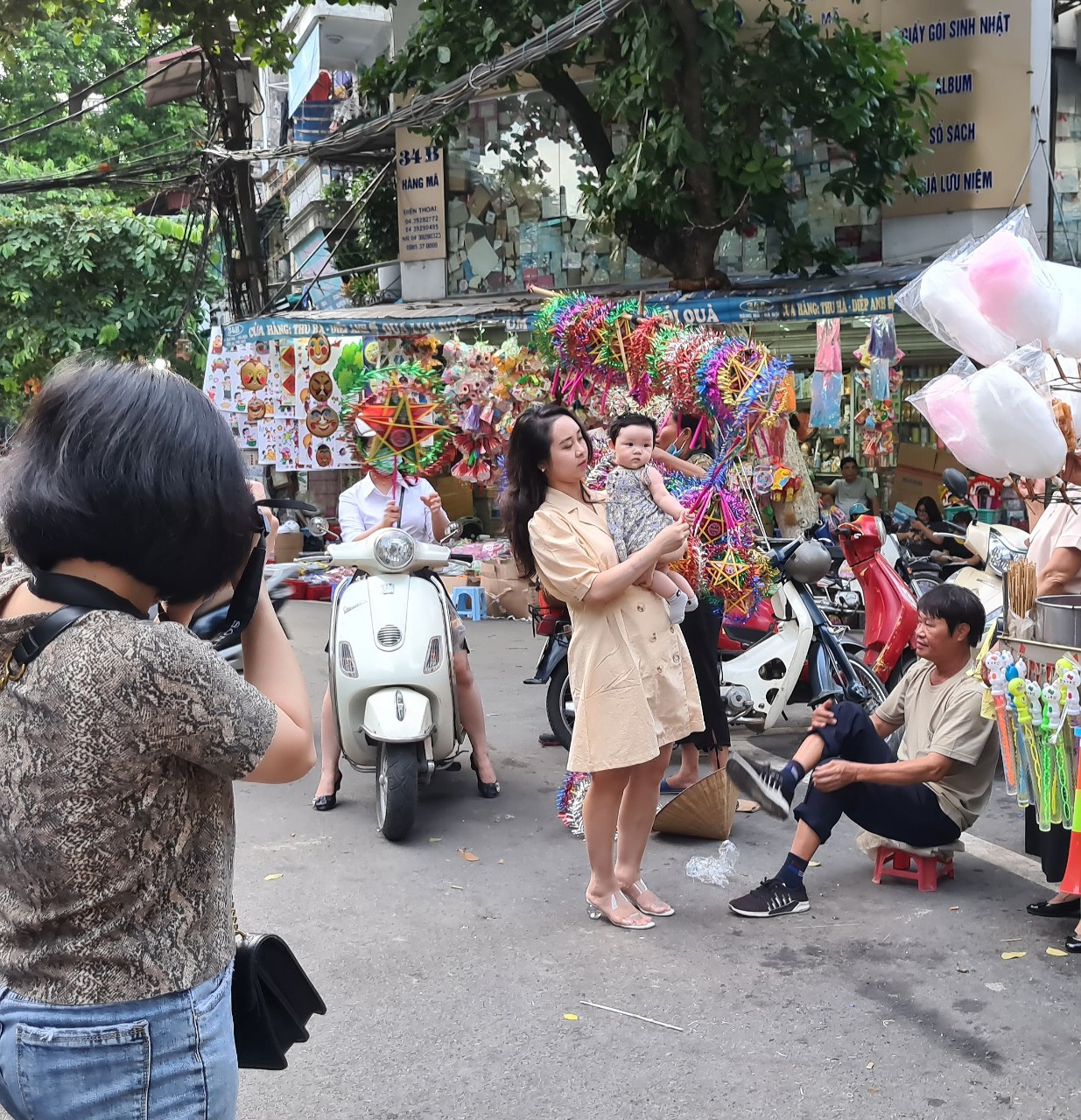 'Phố đèn lồng' Hà Nội nhộn nhịp cận ngày Tết trung thu - Ảnh 13.