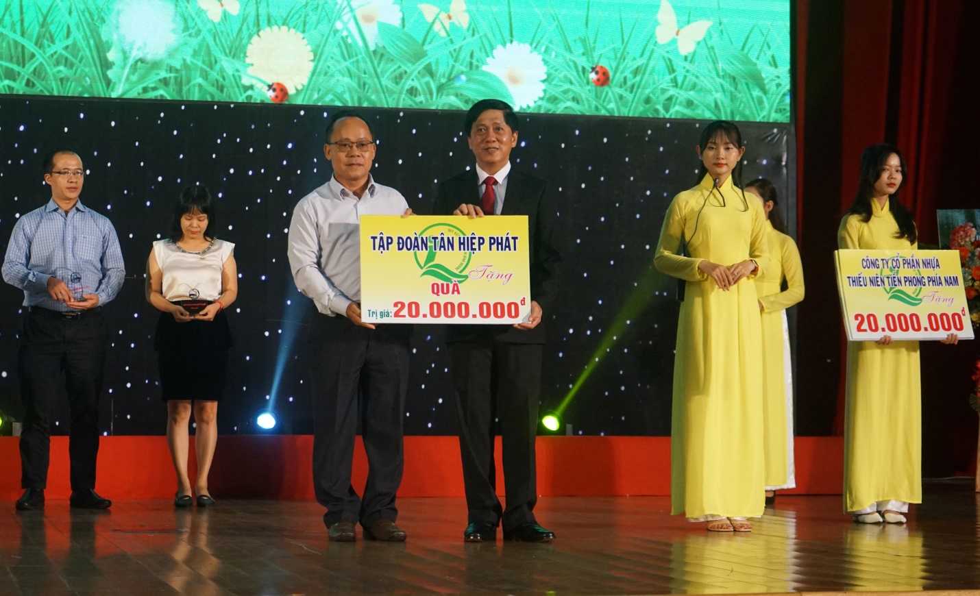 Chung tay mang Trung thu ấm ấp đến cho trẻ em, học sinh có hoàn cảnh khó khăn - Ảnh 2. Chung tay mang Trung thu ấm ấp đến cho trẻ em, học sinh có hoàn cảnh khó khăn - Ảnh 2.