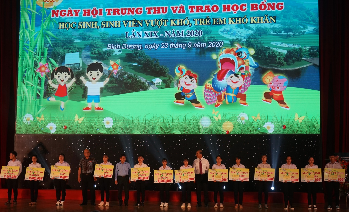 Chung tay mang Trung thu ấm ấp đến cho trẻ em, học sinh có hoàn cảnh khó khăn - Ảnh 3. Chung tay mang Trung thu ấm ấp đến cho trẻ em, học sinh có hoàn cảnh khó khăn - Ảnh 3.