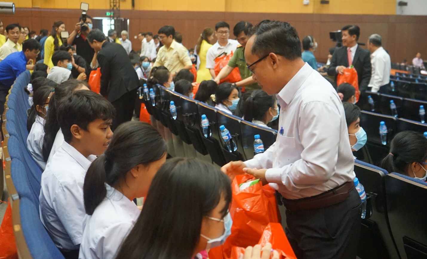 Chung tay mang Trung thu ấm ấp đến cho trẻ em, học sinh có hoàn cảnh khó khăn - Ảnh 4. Chung tay mang Trung thu ấm ấp đến cho trẻ em, học sinh có hoàn cảnh khó khăn - Ảnh 4.