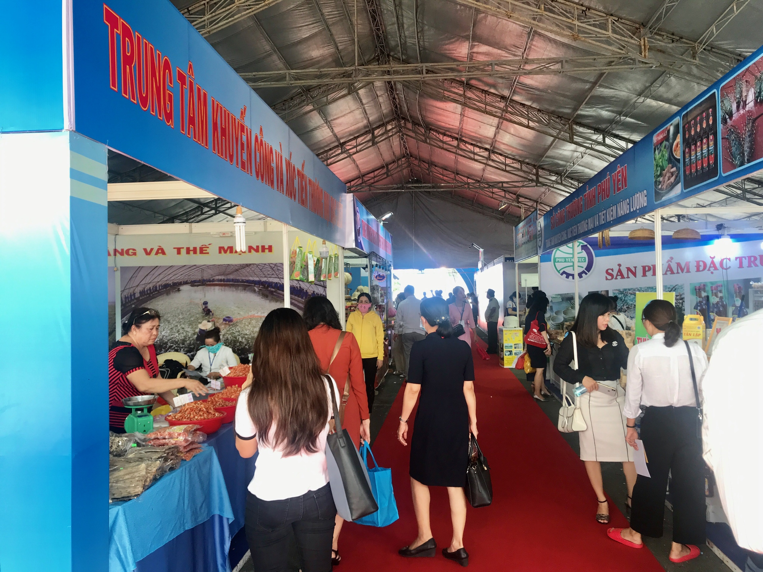 Hàng trăm doanh nghiệp, nhà cung ứng mang đặc sản, nông sản chất lượng kết nối với TP HCM - Ảnh 2. Hàng trăm doanh nghiệp, nhà cung ứng mang đặc sản, nông sản chất lượng kết nối với TP HCM - Ảnh 2.