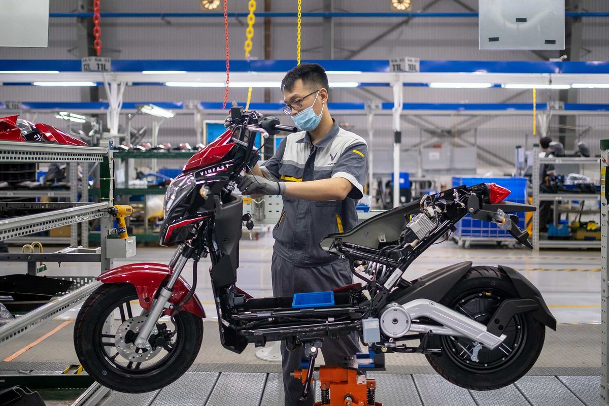 Bloomberg: Tỉ phú Phạm Nhật Vượng muốn đưa xe điện đến với người Việt Nam, chấp nhận để VinFast lỗ 5 năm - Ảnh 1. Bloomberg: Tỉ phú Phạm Nhật Vượng muốn đưa xe điện đến với người Việt Nam, chấp nhận để VinFast lỗ 5 năm - Ảnh 1.