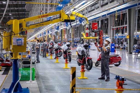 Bloomberg: Tỉ phú Phạm Nhật Vượng muốn đưa xe điện đến với người Việt Nam, chấp nhận để VinFast lỗ 5 năm - Ảnh 2. Bloomberg: Tỉ phú Phạm Nhật Vượng muốn đưa xe điện đến với người Việt Nam, chấp nhận để VinFast lỗ 5 năm - Ảnh 2.
