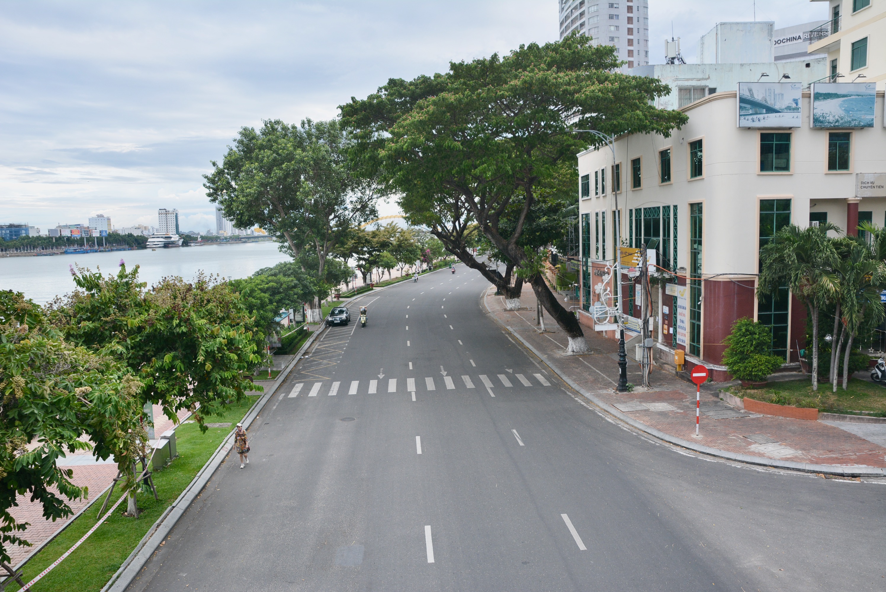 Đà Nẵng dừng triển khai ứng dụng thu phí sử dụng tạm thời lòng đường, hè phố để đỗ ô tô - Ảnh 1. Đà Nẵng dừng triển khai ứng dụng thu phí sử dụng tạm thời lòng đường, hè phố để đỗ ô tô - Ảnh 1.