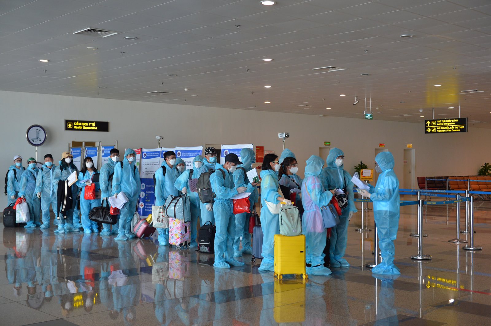 Cận cảnh chuyến bay thương mại quốc tế đầu tiên về Việt Nam trong 6 tháng qua - Ảnh 7. Cận cảnh chuyến bay thương mại quốc tế đầu tiên về Việt Nam trong 6 tháng qua - Ảnh 7.
