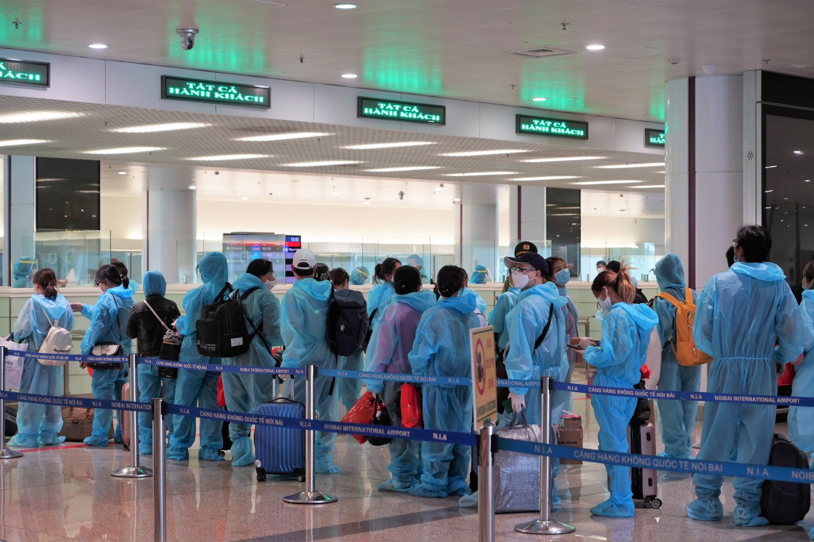 Cận cảnh chuyến bay thương mại quốc tế đầu tiên về Việt Nam trong 6 tháng qua - Ảnh 4. Cận cảnh chuyến bay thương mại quốc tế đầu tiên về Việt Nam trong 6 tháng qua - Ảnh 4.