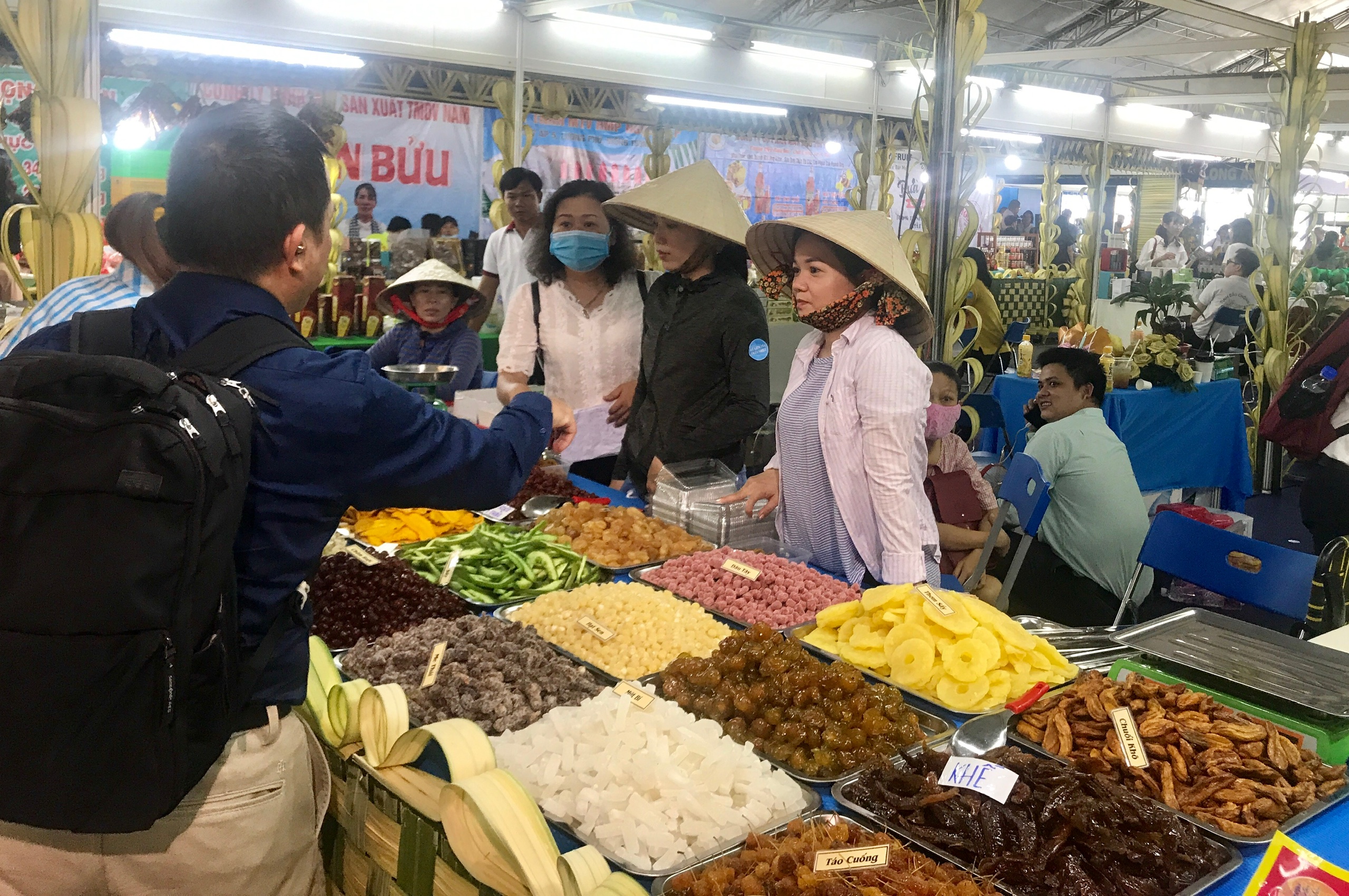 Để sản phẩm OCOP Bến Tre vào các kênh phân phối hiện đại thì bao bì, mẫu mã, tiếp thị sản phẩm là rất quan trọng - Ảnh 3.