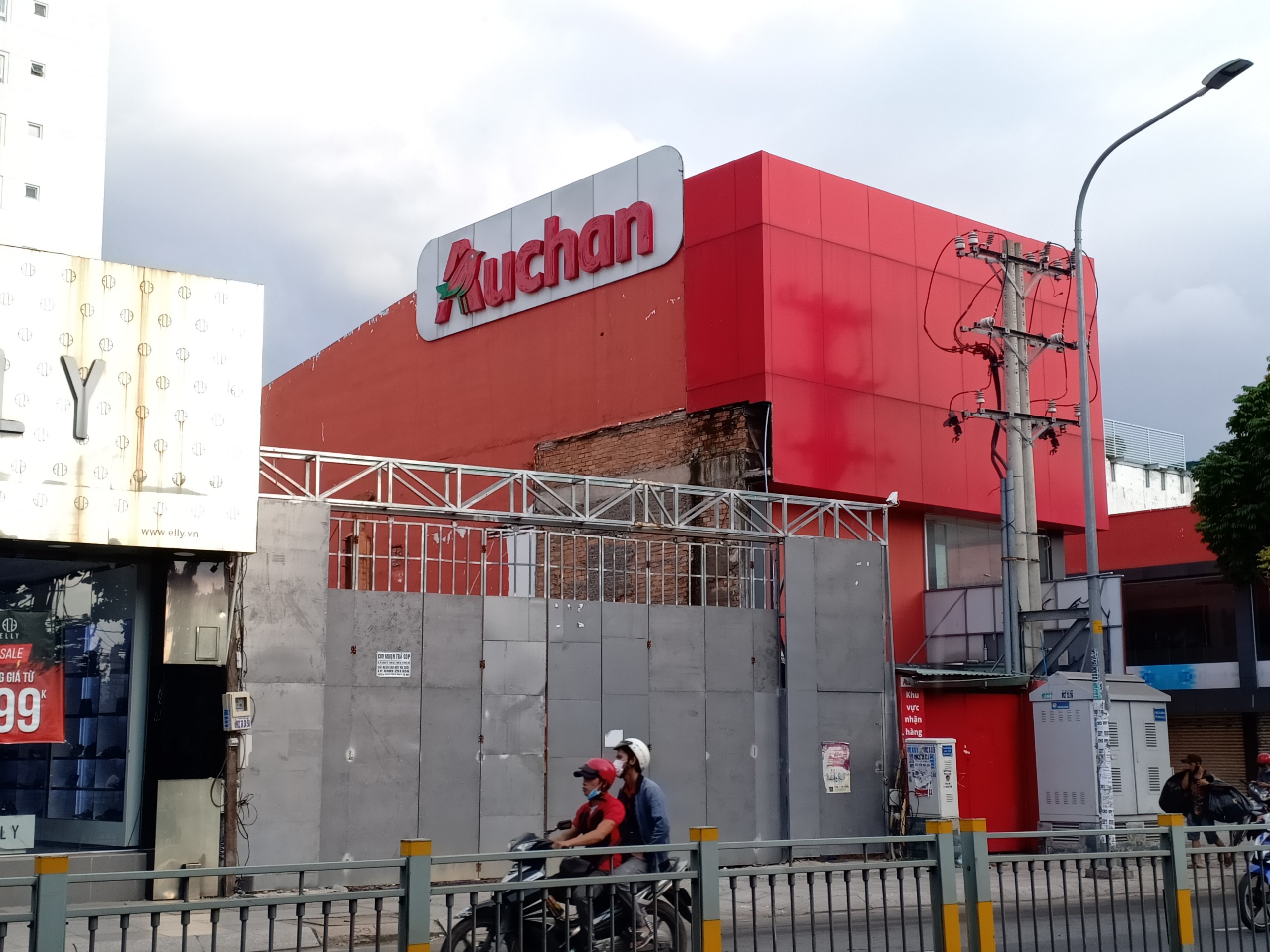 Nguyên đơn vụ kiện Auchan kháng cáo, tiếp tục yêu cầu bồi thường 108 tỉ đồng - Ảnh 1. Nguyên đơn vụ kiện Auchan kháng cáo, tiếp tục yêu cầu bồi thường 108 tỉ đồng - Ảnh 1.
