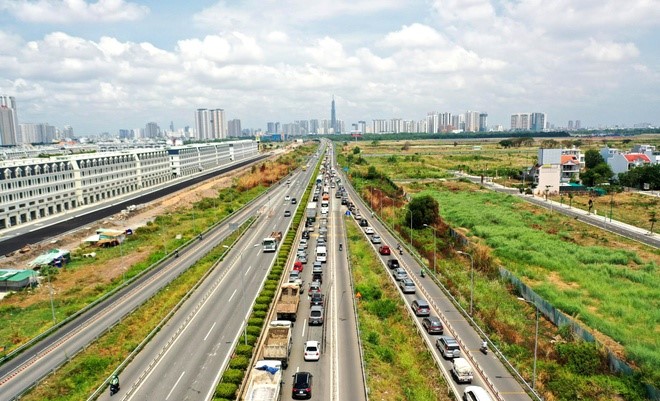 Khu Đông TP HCM 'phá kén' nhờ những cú hích hạ tầng - Ảnh 4.