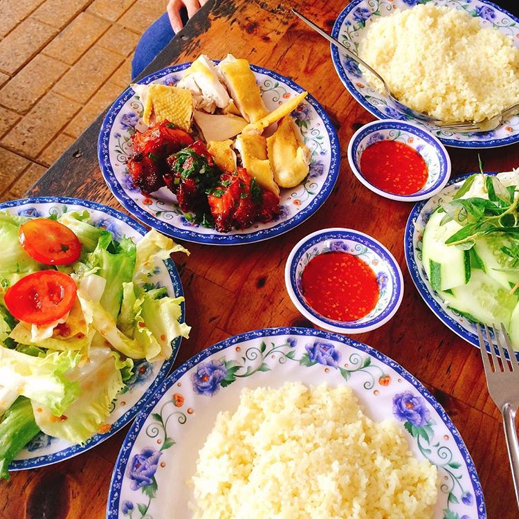 Giữa Phan Rang đầy nắng và gió, thưởng thức món cơm gà thanh mát, thơm ngon - Ảnh 1.