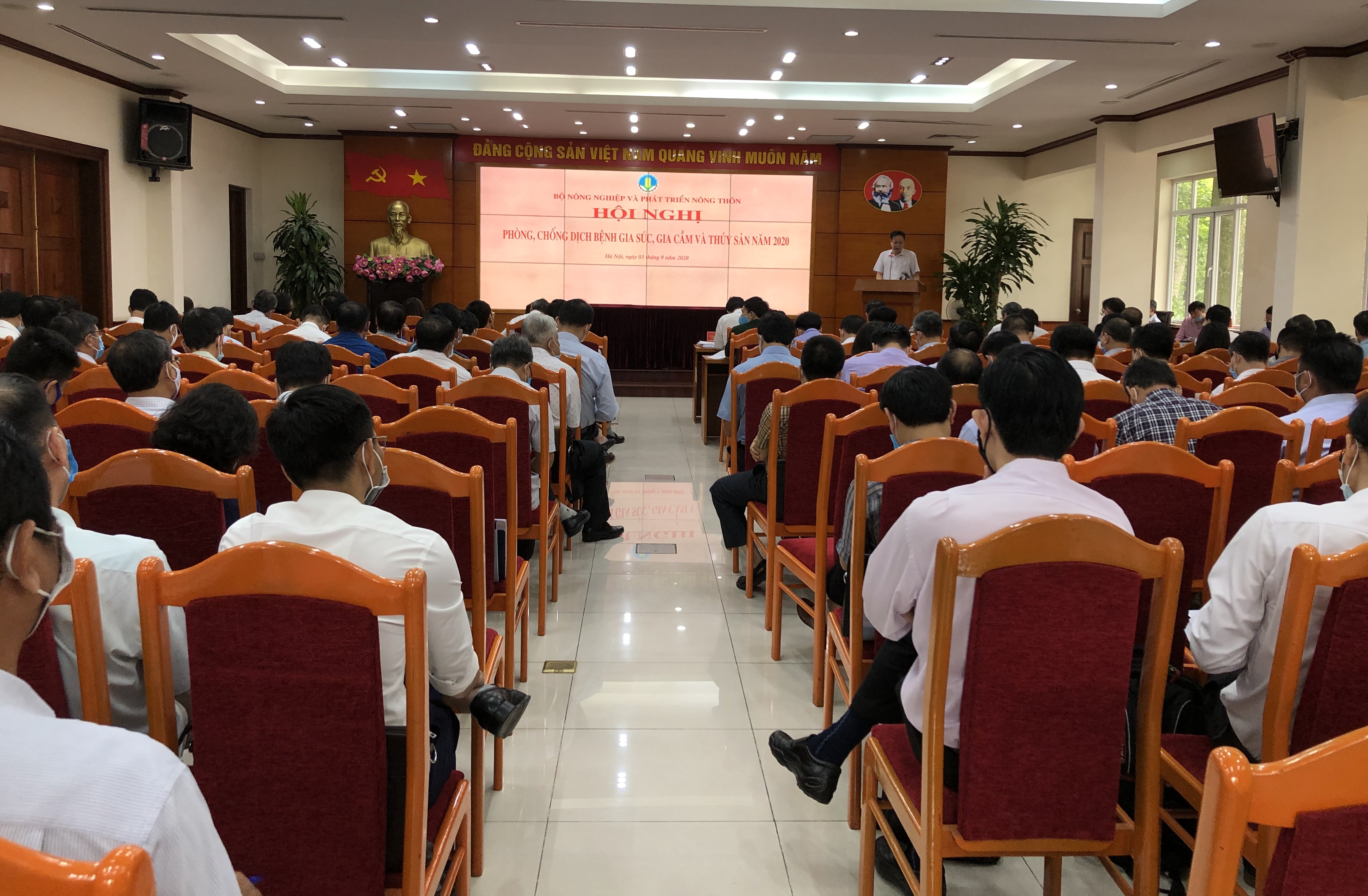 Thứ trưởng Bộ NN&PTNT: Mục tiêu cuối năm nay giá heo hơi sẽ xuống còn 70.000 đồng/kg - Ảnh 1. Thứ trưởng Bộ NN&PTNT: Mục tiêu cuối năm nay giá heo hơi sẽ xuống còn 70.000 đồng/kg - Ảnh 1.
