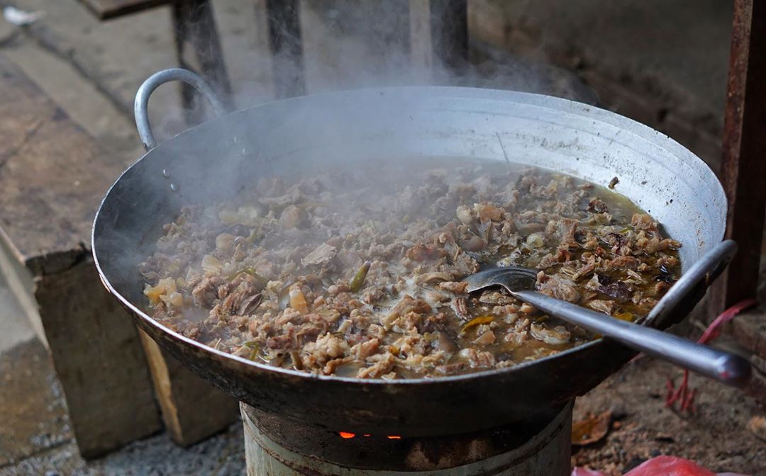 Ghé chợ Đồng Văn, Hà Giang ăn thắng cố mới đúng chất đặc sản người H’Mông - Ảnh 2. Ghé chợ Đồng Văn, Hà Giang ăn thắng cố mới đúng chất đặc sản người H’Mông - Ảnh 2.