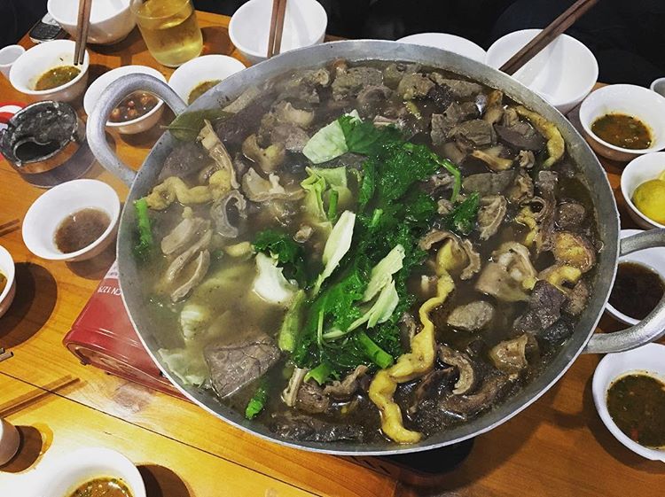 Ghé chợ Đồng Văn, Hà Giang ăn thắng cố mới đúng chất đặc sản người H’Mông - Ảnh 4. Ghé chợ Đồng Văn, Hà Giang ăn thắng cố mới đúng chất đặc sản người H’Mông - Ảnh 4.