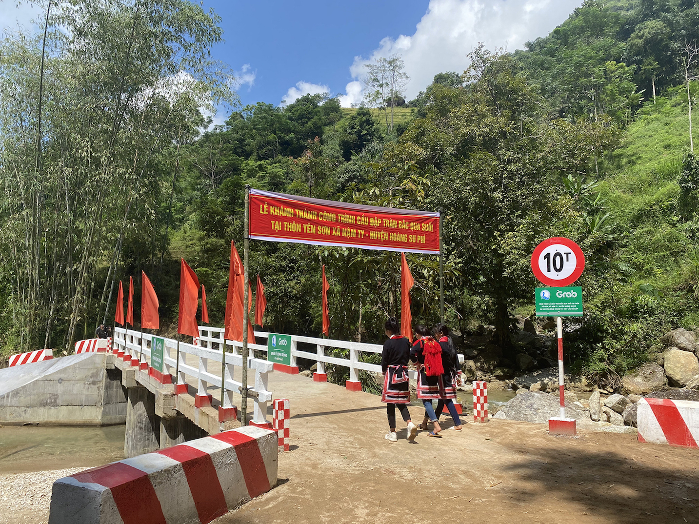 Khánh thành hai công trình cầu đập tràn tại Hà Giang trị giá gần 2 tỉ đồng do Grab và người dùng đóng góp - Ảnh 1.