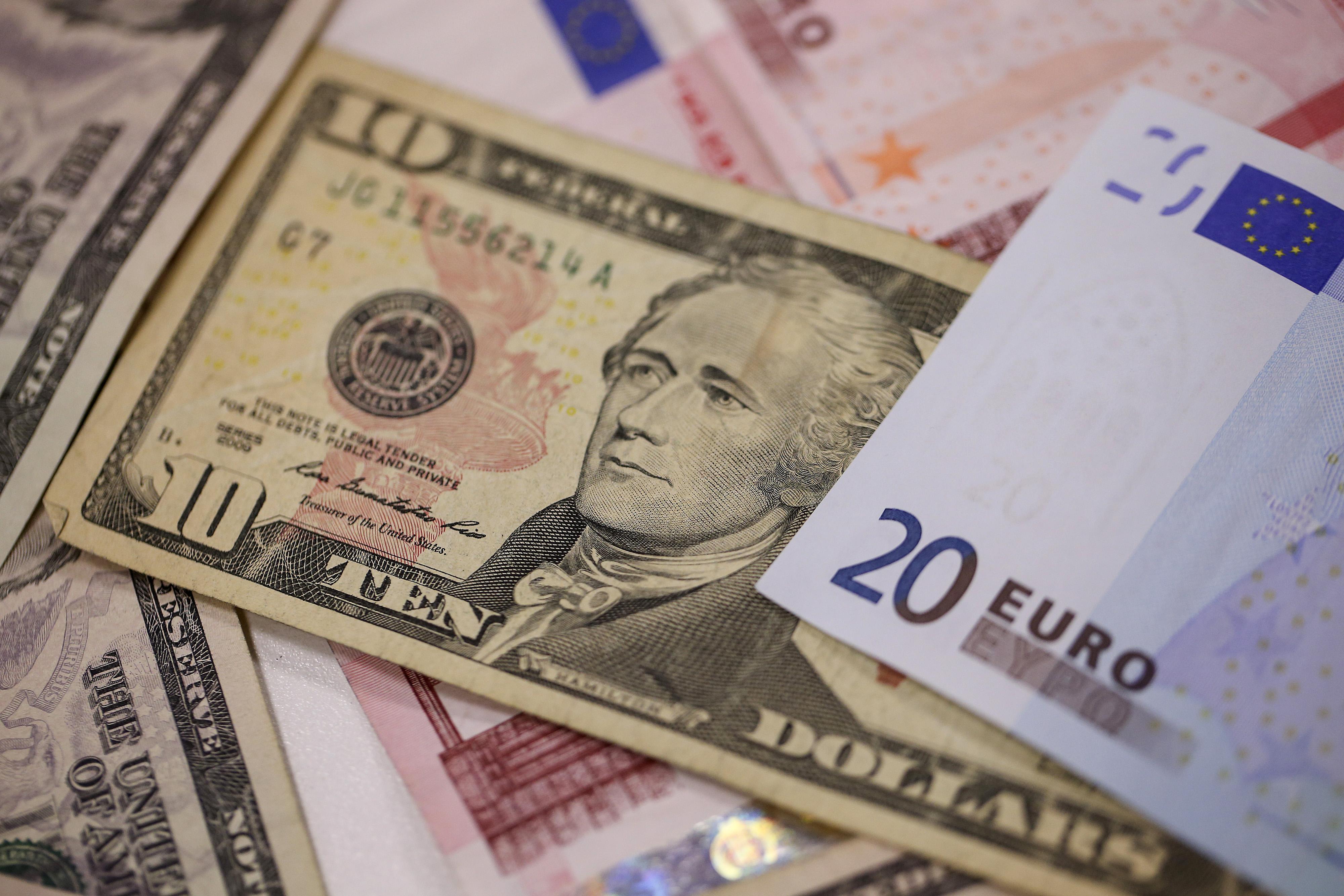 Reuters: Đà giảm giá của USD sẽ kéo dài sang năm 2021, euro là đồng tiền hưởng lợi chính - Ảnh 1. Reuters: Đà giảm giá của USD sẽ kéo dài sang năm 2021, euro là đồng tiền hưởng lợi chính - Ảnh 1.
