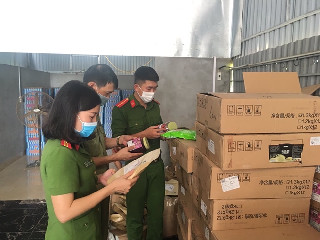 Phát hiện hàng tấn nguyên liệu trà sữa trôi nổi chuẩn bị tiêu thụ tại Hà Nội - Ảnh 1. Phát hiện hàng tấn nguyên liệu trà sữa trôi nổi chuẩn bị tiêu thụ tại Hà Nội - Ảnh 1.