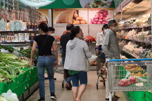 Tổng mức bán lẻ và dịch vụ tiêu dùng có xu hướng giảm trong tháng 8