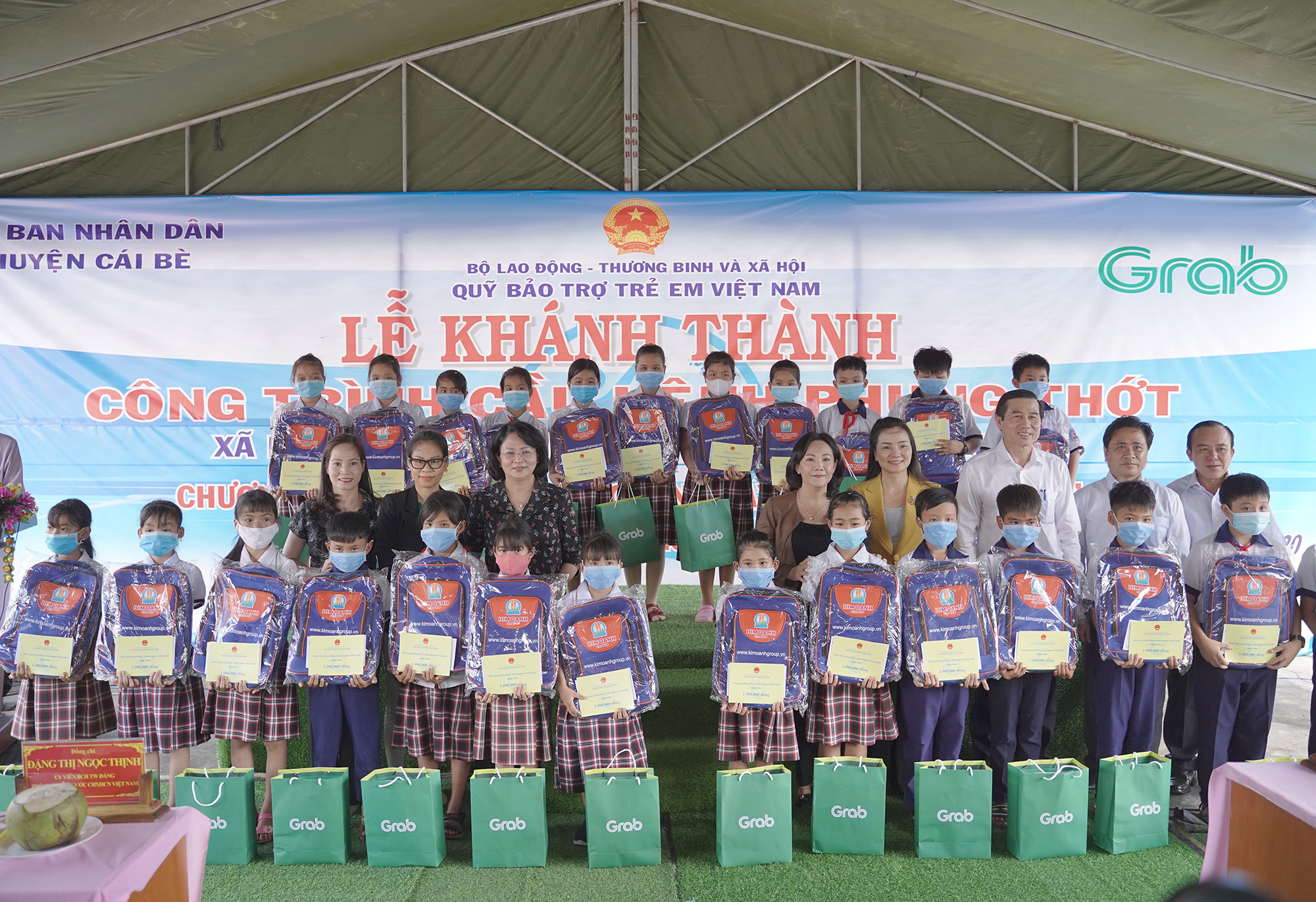 Grab khánh thành, bàn giao công trình cầu kênh Phụng Thớt trị giá hơn 1,1 tỉ đồng tại Tiền Giang - Ảnh 1. Grab khánh thành, bàn giao công trình cầu kênh Phụng Thớt trị giá hơn 1,1 tỉ đồng tại Tiền Giang - Ảnh 1.