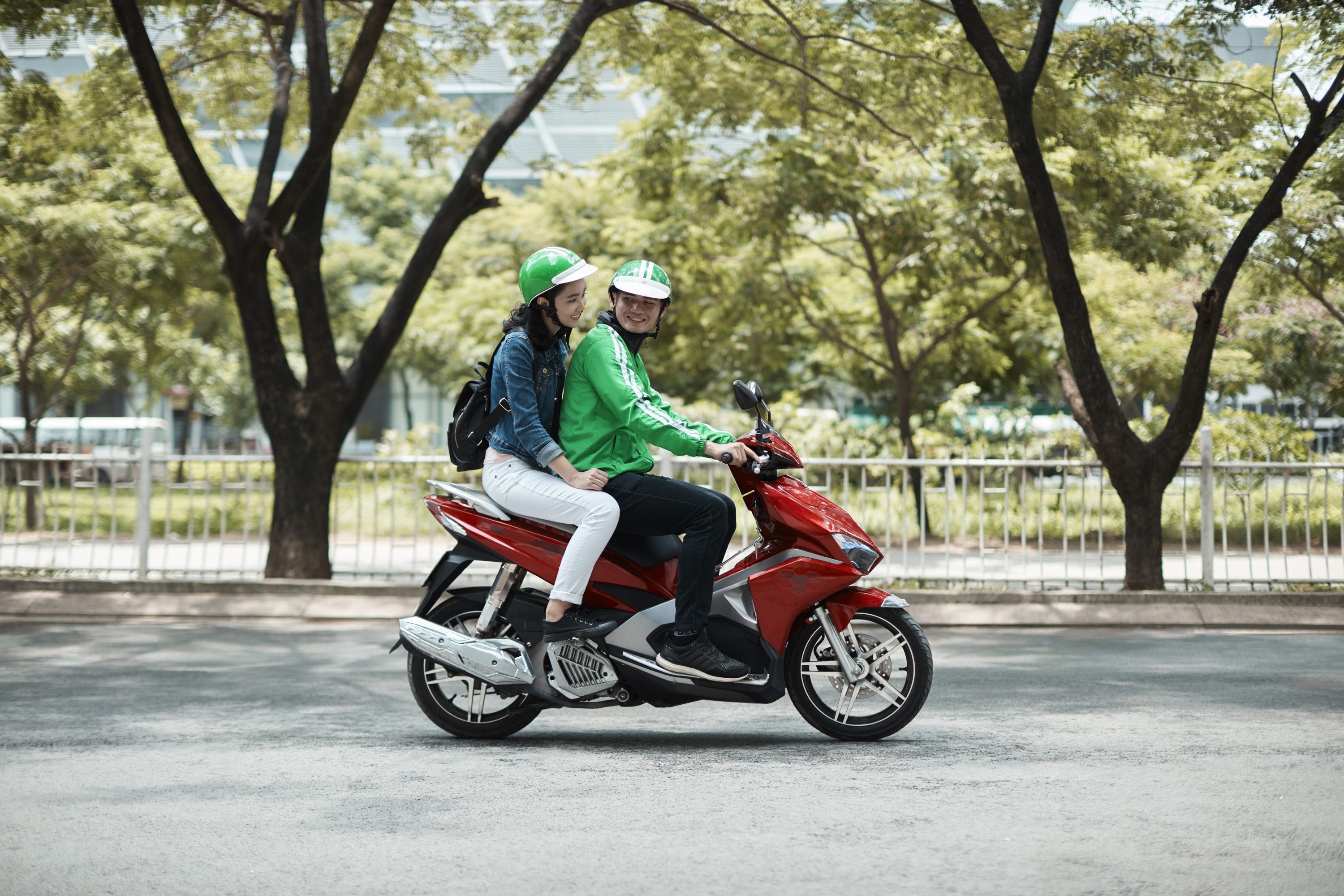 Grab ra mắt dịch vụ thuê xe 2 bánh theo giờ, gây áp lực lên xe ôm truyền thống - Ảnh 1. Grab ra mắt dịch vụ thuê xe 2 bánh theo giờ, gây áp lực lên xe ôm truyền thống - Ảnh 1.
