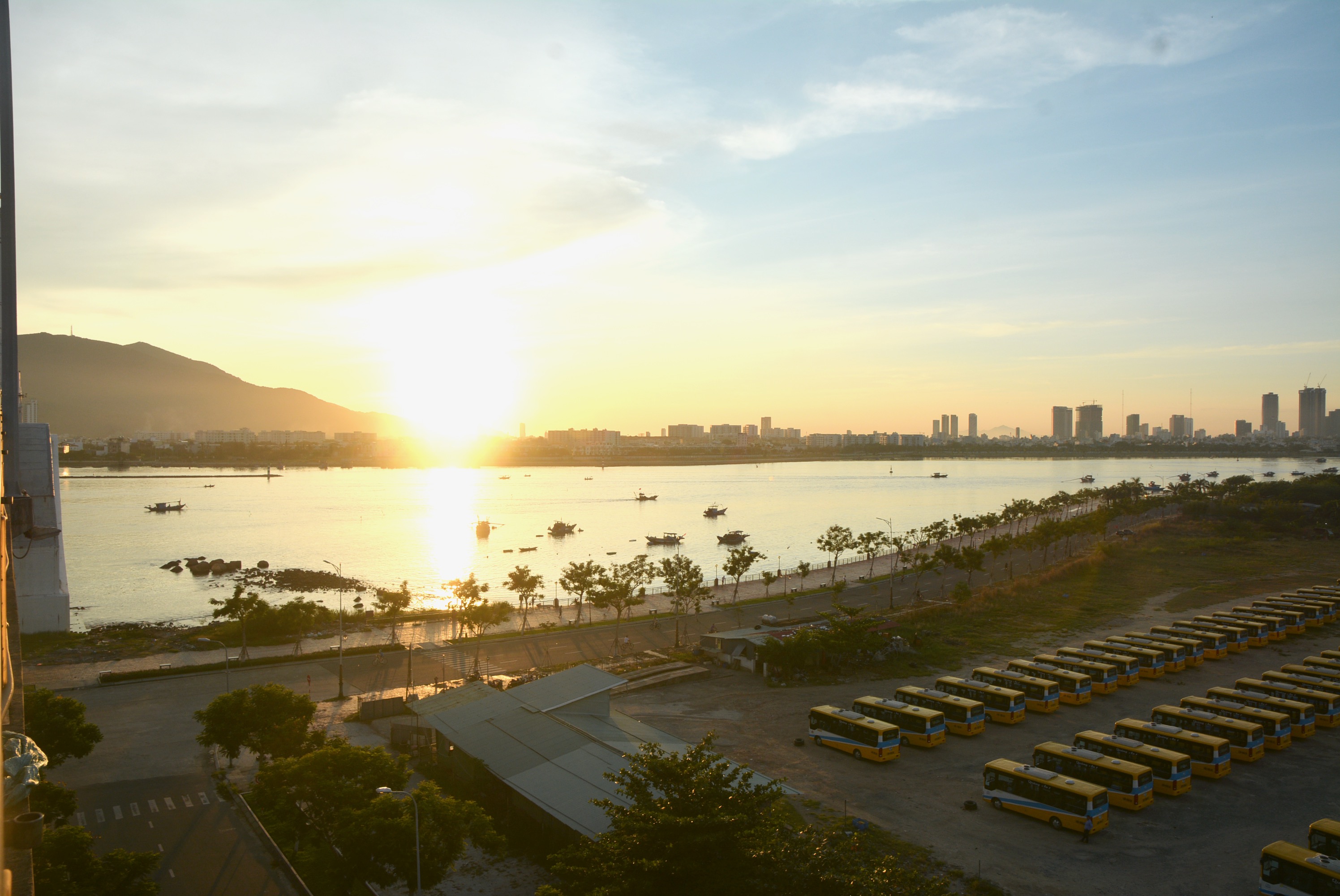 Đà Nẵng cho xe buýt, taxi được hoạt động lại - Ảnh 1. Đà Nẵng cho xe buýt, taxi được hoạt động lại - Ảnh 1.