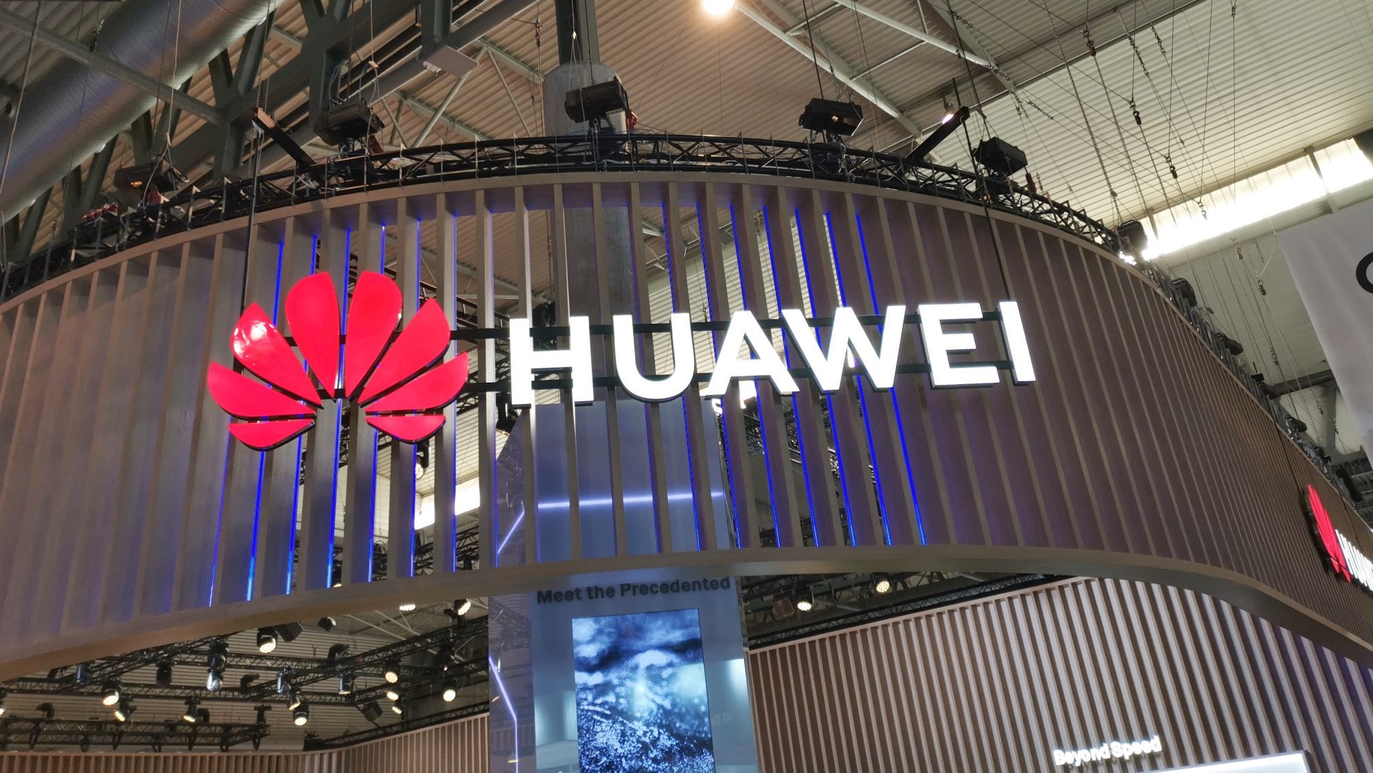 Trong cơn nguy khốn, Huawei tìm cách lách lệnh cấm của Mỹ - Ảnh 1. Trong cơn nguy khốn, Huawei tìm cách lách lệnh cấm của Mỹ - Ảnh 1.